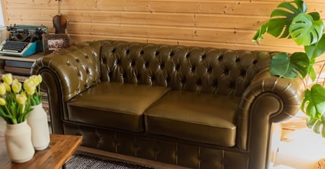 Canapés en cuir ou en tissu : Avantages, inconvénients et choix de la matière idéale