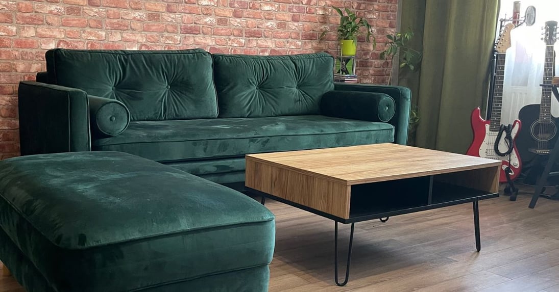 Beige ou vert bouteille ? Comparaison des couleurs de canapé les plus tendance