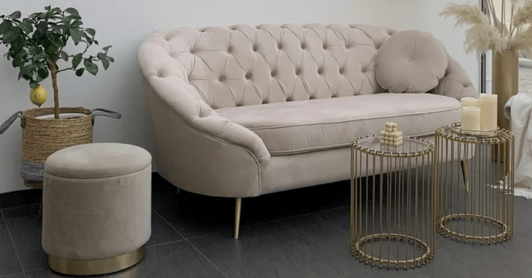 Élégance moderne : comment associer l’or, le velours et les formes épurées dans un style glamour