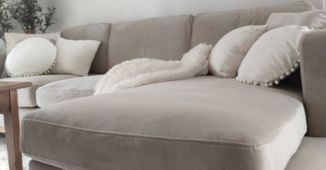 Comment styliser un canapé en velours sans surcharger la pièce