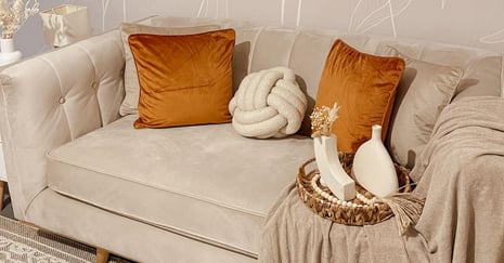 Habillez votre canapé : la tendance du stylisme capsule