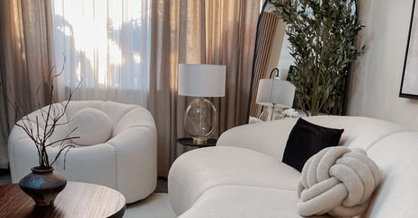Nouveau style méditerranéen – tons neutres chauds et terracotta dans le salon
